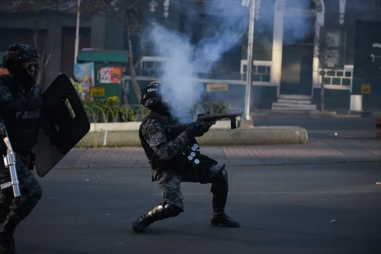 Pobuna i opći kaos na ulicama: Eskalirali nasilni prosvjedi, policija odgovorila bijesnim rudarima