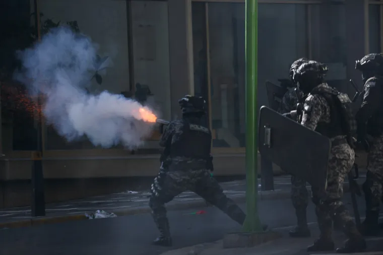 Pobuna i opći kaos na ulicama: Eskalirali nasilni prosvjedi, policija odgovorila bijesnim rudarima