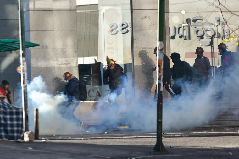 Pobuna i opći kaos na ulicama: Eskalirali nasilni prosvjedi, policija odgovorila bijesnim rudarima