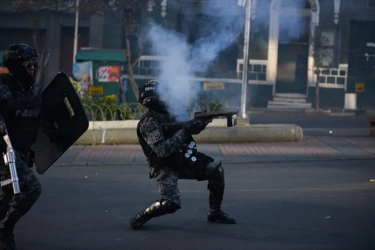 Pobuna i opći kaos na ulicama: Eskalirali nasilni prosvjedi, policija odgovorila bijesnim rudarima