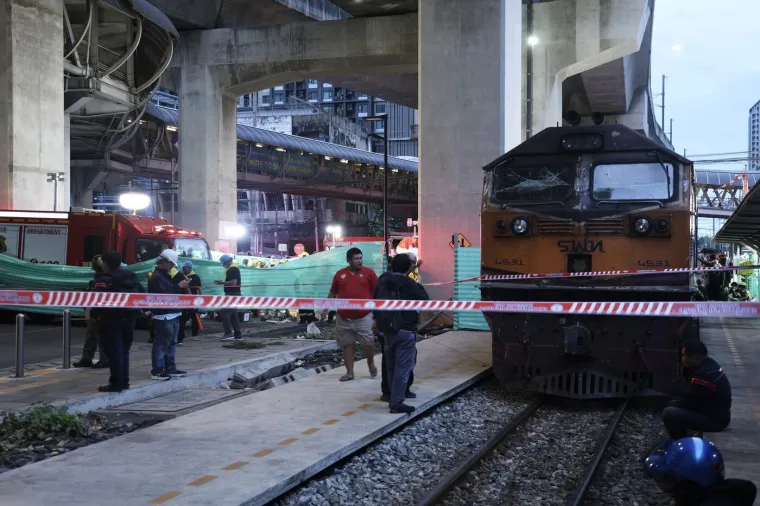 Autobus pun putnika blokirao rampe, vlak nije mogao stati: Pogledajte užas koji je uslijedio
