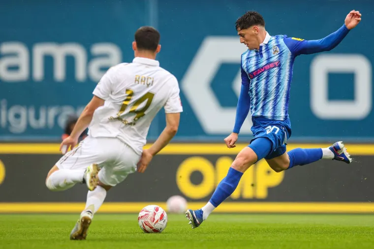 Torcida na ki&scaron;nom Maksimiru poslala poruku igračima Hajduka