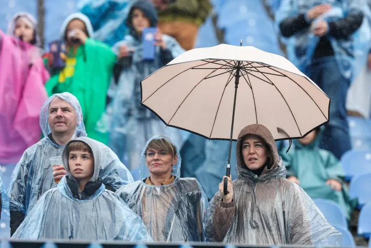 Torcida na ki&scaron;nom Maksimiru poslala poruku igračima Hajduka