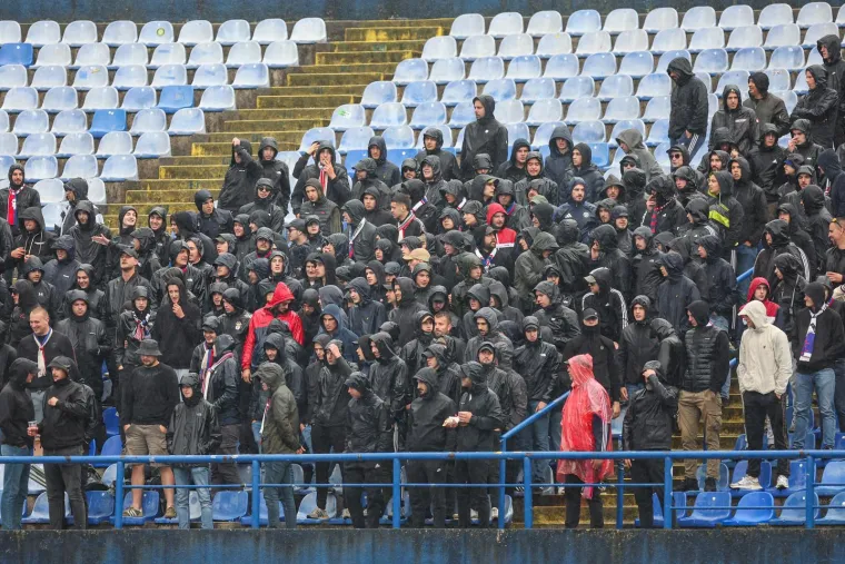 Torcida na ki&scaron;nom Maksimiru poslala poruku igračima Hajduka