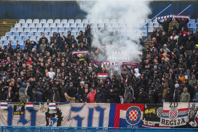 Torcida na ki&scaron;nom Maksimiru poslala poruku igračima Hajduka