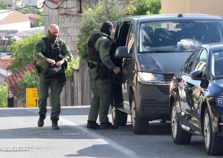 Duge cijevi, helikopter, psi i dronovi... U Drni&scaron;u traje bjesomučna potraga za ubojicom mladića