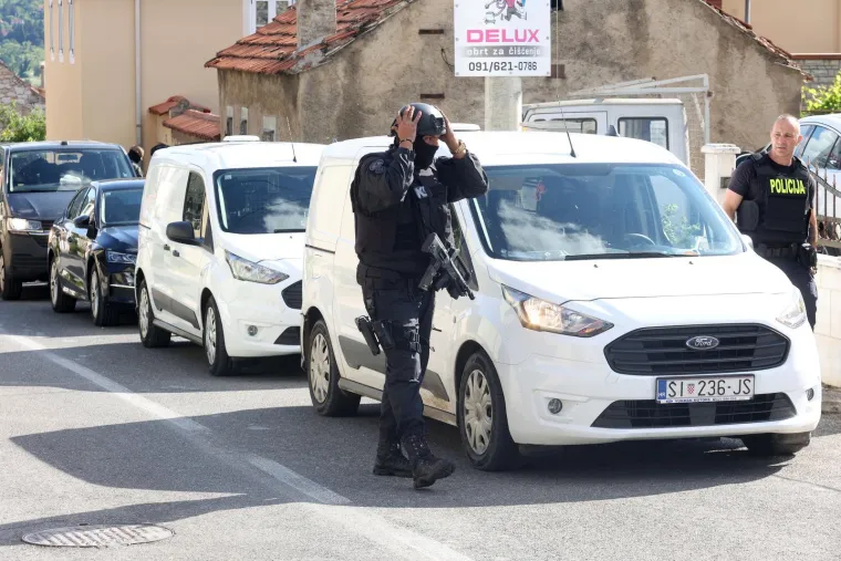 Duge cijevi, helikopter, psi i dronovi... U Drni&scaron;u traje bjesomučna potraga za ubojicom mladića