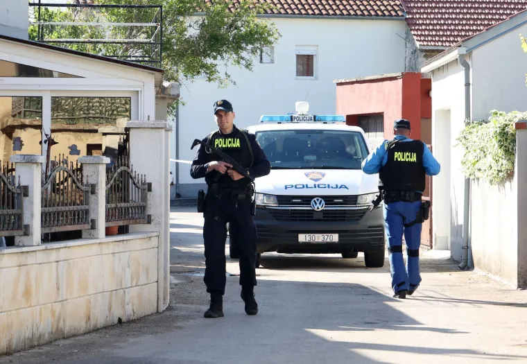 Duge cijevi, helikopter, psi i dronovi... U Drni&scaron;u traje bjesomučna potraga za ubojicom mladića