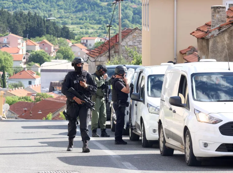 Duge cijevi, helikopter, psi i dronovi... U Drni&scaron;u traje bjesomučna potraga za ubojicom mladića