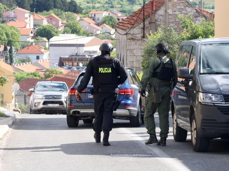 Duge cijevi, helikopter, psi i dronovi... U Drni&scaron;u traje bjesomučna potraga za ubojicom mladića