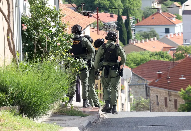 Duge cijevi, helikopter, psi i dronovi... U Drni&scaron;u traje bjesomučna potraga za ubojicom mladića