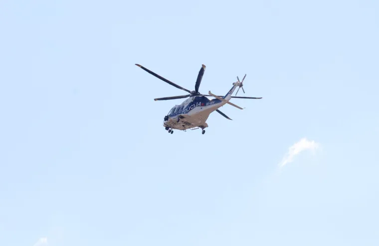 Duge cijevi, helikopter, psi i dronovi... U Drni&scaron;u traje bjesomučna potraga za ubojicom mladića
