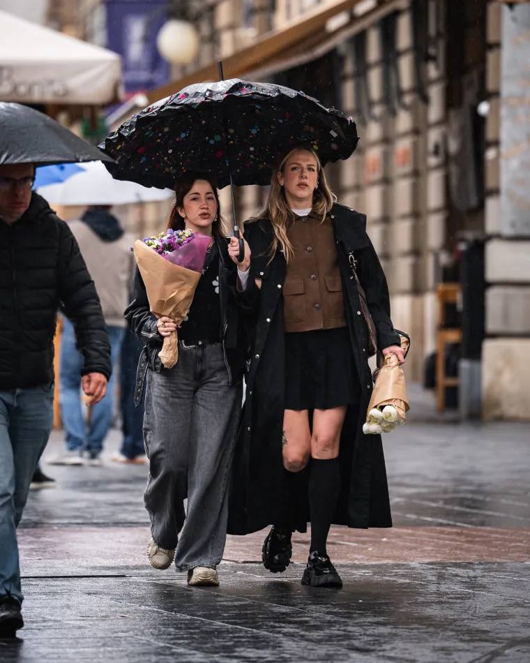 Zagrepčanke prkosile ki&scaron;i i hladnoći: S minicama i golim nogama osvojile centar grada