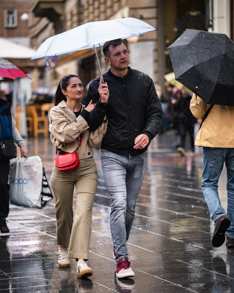 Zagrepčanke prkosile ki&scaron;i i hladnoći: S minicama i golim nogama osvojile centar grada