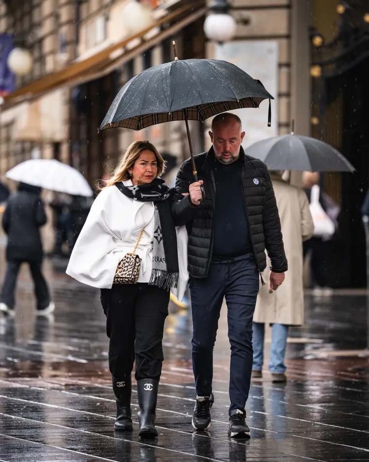 Zagrepčanke prkosile ki&scaron;i i hladnoći: S minicama i golim nogama osvojile centar grada