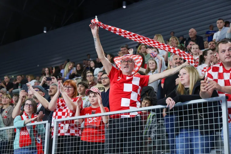 Atraktivne plesačice zasjenile rukometa&scaron;e! Svi su gledali &scaron;to se događalo u pauzama utakmice