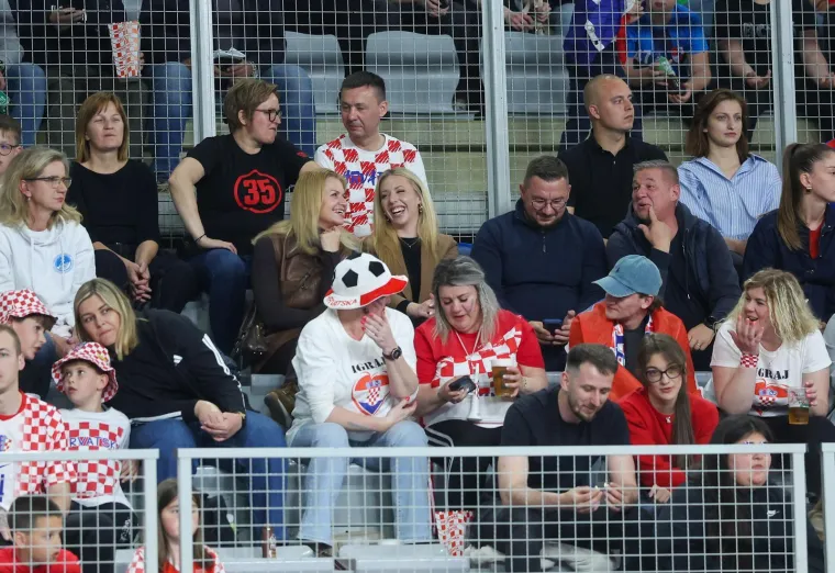 Atraktivne plesačice zasjenile rukometa&scaron;e! Svi su gledali &scaron;to se događalo u pauzama utakmice