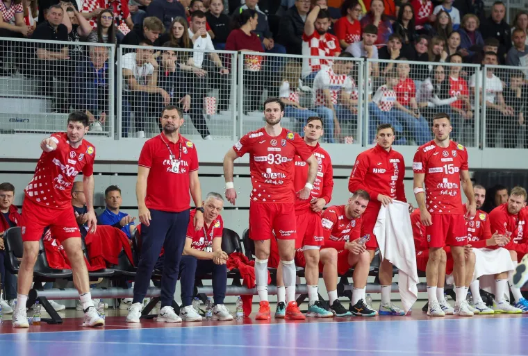 Atraktivne plesačice zasjenile rukometa&scaron;e! Svi su gledali &scaron;to se događalo u pauzama utakmice
