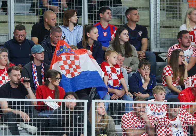 Atraktivne plesačice zasjenile rukometa&scaron;e! Svi su gledali &scaron;to se događalo u pauzama utakmice