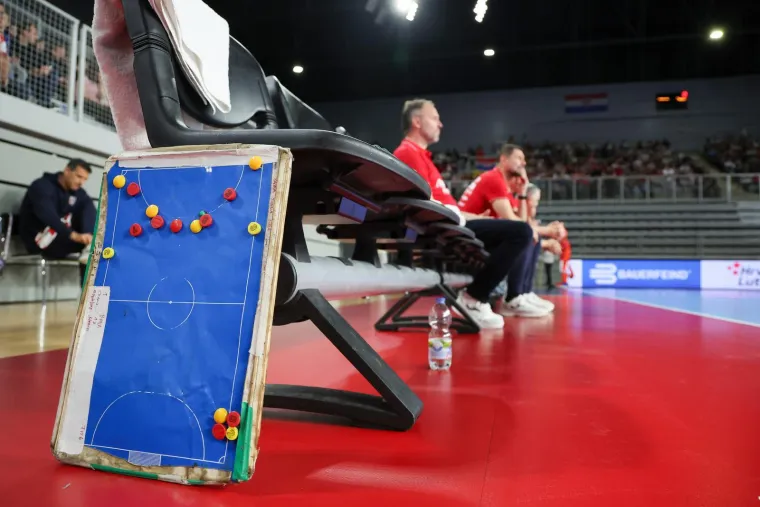 Atraktivne plesačice zasjenile rukometa&scaron;e! Svi su gledali &scaron;to se događalo u pauzama utakmice