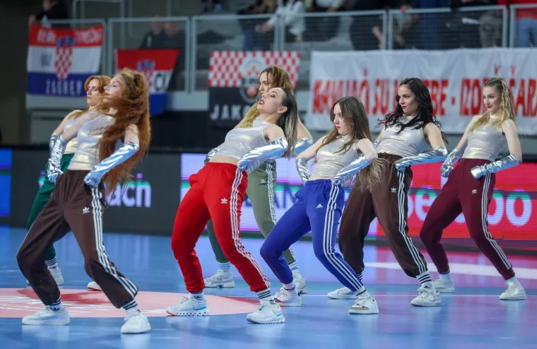 Atraktivne plesačice zasjenile rukometa&scaron;e! Svi su gledali &scaron;to se događalo u pauzama utakmice