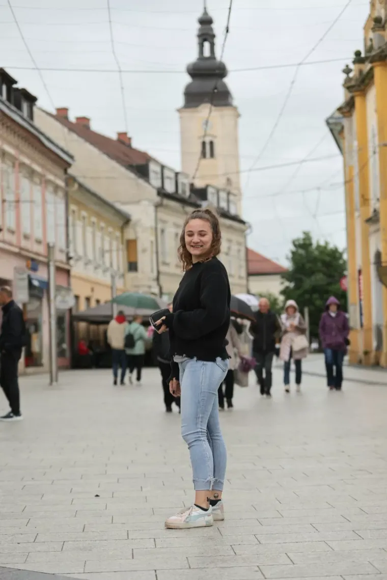 Osmijeh od milijun dolara: Brineta s upečatljivim stilom ukrala svu pažnju u sredi&scaron;tu Čakovca