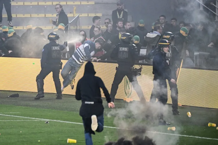 Potpuni kaos u Nantesu! Pogledajte nestvarne scene: Halilhodžića za&scaron;titari razdvajali od navijača