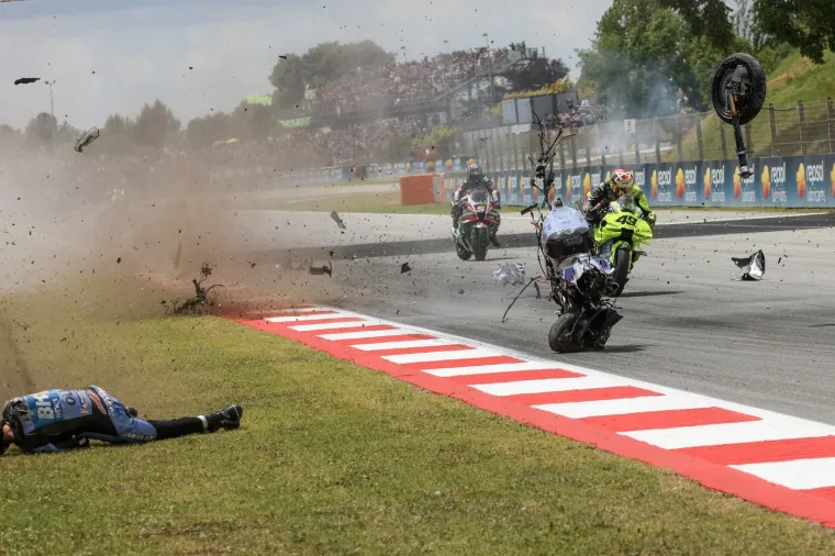 Stravične scene u MotoGP-u! Marquez zavr&scaron;io u bolnici nakon jezivog sudara, hitno operiran