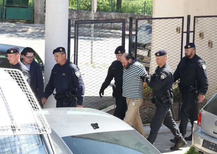 Ovo je lice ubojice iz Drni&scaron;a: Pognuo je glavu dok ga odvode, skrivao se od subote