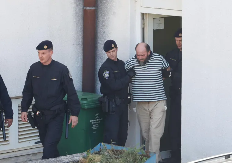 Ovo je lice ubojice iz Drni&scaron;a: Pognuo je glavu dok ga odvode, skrivao se od subote