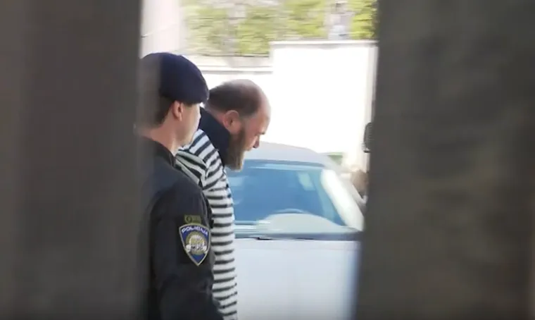 Ovo je lice ubojice iz Drni&scaron;a: Pognuo je glavu dok ga odvode, skrivao se od subote