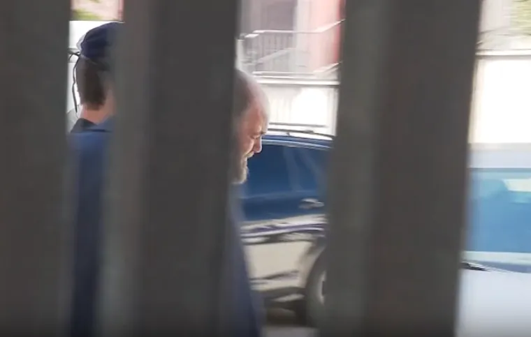 Ovo je lice ubojice iz Drni&scaron;a: Pognuo je glavu dok ga odvode, skrivao se od subote