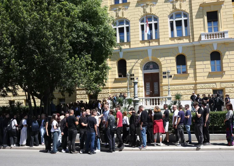 Hrvatska u suzama: Pogledajte koliko ljudi se skupilo zbog ubijenog Luke! 'Niste sami'