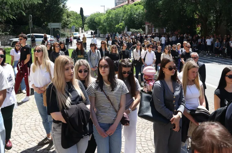 Hrvatska u suzama: Pogledajte koliko ljudi se skupilo zbog ubijenog Luke! 'Niste sami'