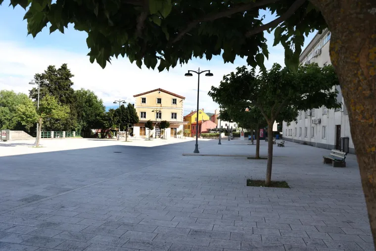 Pusto&scaron; u srcima i na ulicama Drni&scaron;a: Gore lampioni za Luku, zastave na pola koplja...
