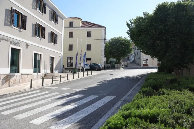 Pusto&scaron; u srcima i na ulicama Drni&scaron;a: Gore lampioni za Luku, zastave na pola koplja...