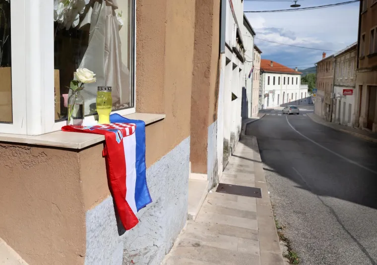 Pusto&scaron; u srcima i na ulicama Drni&scaron;a: Gore lampioni za Luku, zastave na pola koplja...