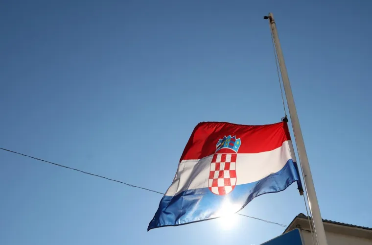 Pusto&scaron; u srcima i na ulicama Drni&scaron;a: Gore lampioni za Luku, zastave na pola koplja...