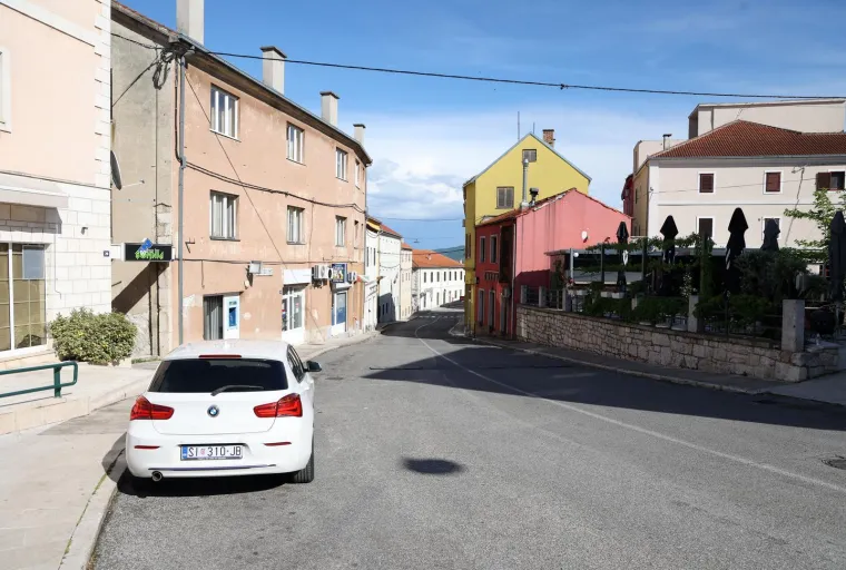 Pusto&scaron; u srcima i na ulicama Drni&scaron;a: Gore lampioni za Luku, zastave na pola koplja...