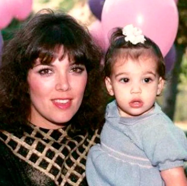 NE RADI GALERIJA Prije faceliftinga i estetskih zahvata: Ovako je Kris Jenner izgledala u mladim danima

Kraljica klana Kardashian nekad je izgledala ovako: Je li Kris Jenner bila prava ljepotica?

Mnogi pričaju o operacijama, ali pogledajte Kris Jenner prije svih zahvata: &Scaron;to kažete na ovaj izgled?