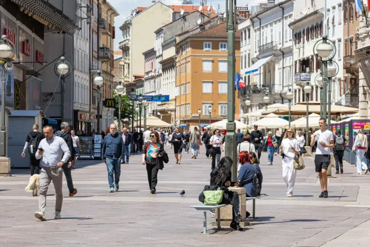 Sezona kratkih hlačica otvorena! Zgodne Riječanke u vrućim kombinacijama preuzele Korzo