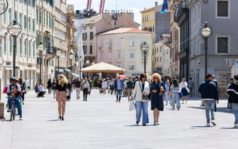 Sezona kratkih hlačica otvorena! Zgodne Riječanke u vrućim kombinacijama preuzele Korzo