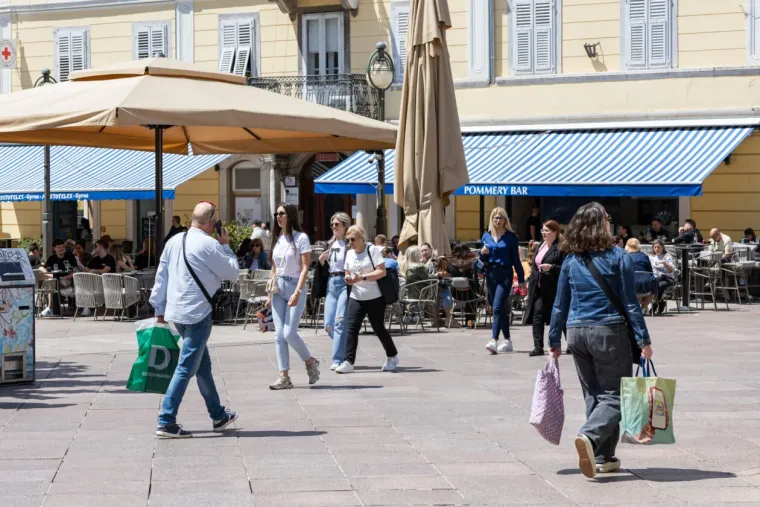 Sezona kratkih hlačica otvorena! Zgodne Riječanke u vrućim kombinacijama preuzele Korzo
