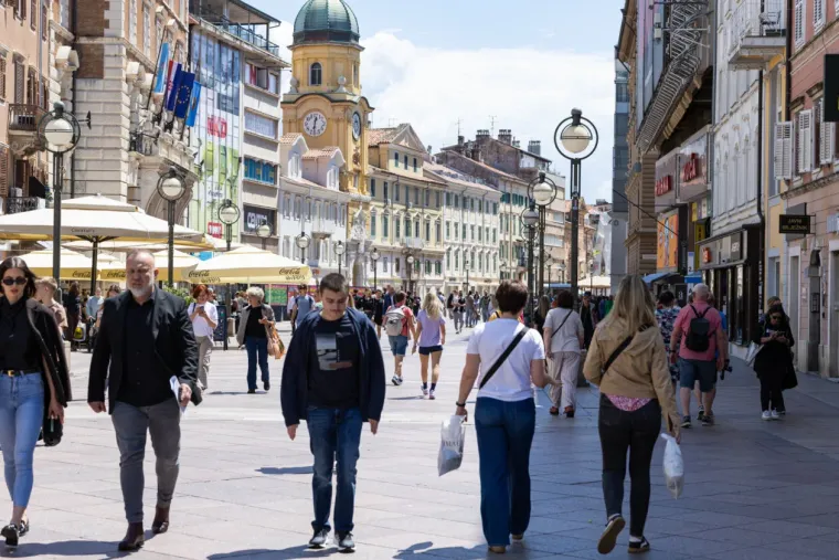 Sezona kratkih hlačica otvorena! Zgodne Riječanke u vrućim kombinacijama preuzele Korzo