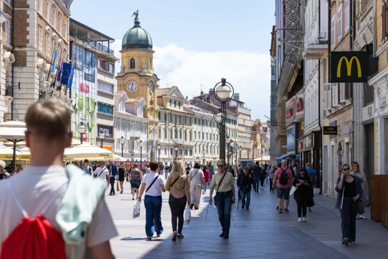 Sezona kratkih hlačica otvorena! Zgodne Riječanke u vrućim kombinacijama preuzele Korzo