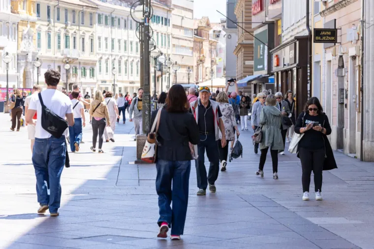 Sezona kratkih hlačica otvorena! Zgodne Riječanke u vrućim kombinacijama preuzele Korzo
