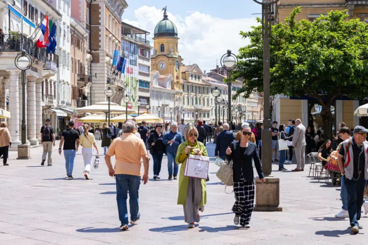 Sezona kratkih hlačica otvorena! Zgodne Riječanke u vrućim kombinacijama preuzele Korzo