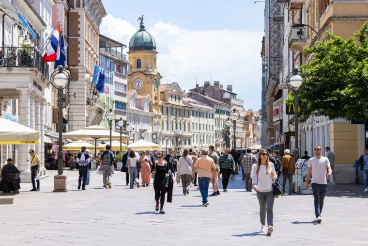 Sezona kratkih hlačica otvorena! Zgodne Riječanke u vrućim kombinacijama preuzele Korzo