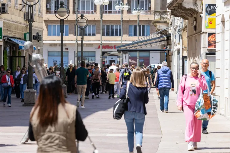 Sezona kratkih hlačica otvorena! Zgodne Riječanke u vrućim kombinacijama preuzele Korzo