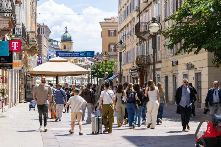Sezona kratkih hlačica otvorena! Zgodne Riječanke u vrućim kombinacijama preuzele Korzo